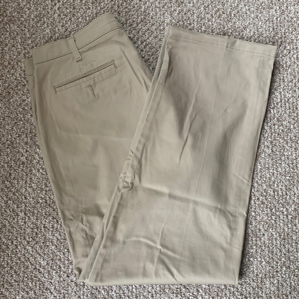 LEE Mens Total Freedom Pleated Relaxed Fit Pant.